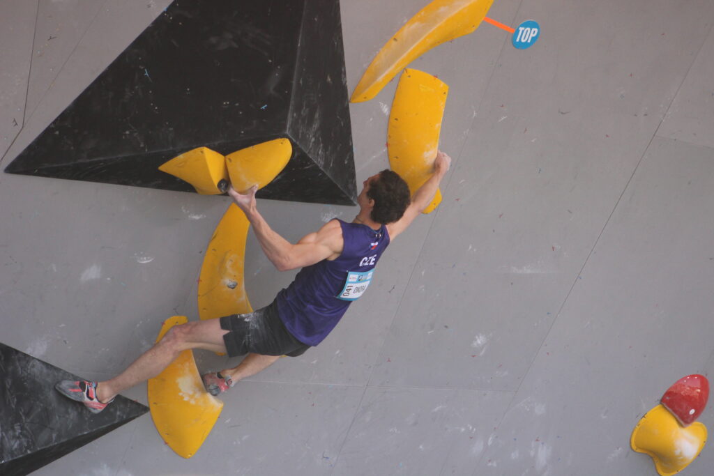 Adam Ondra na kvalifikacích IFSC Praha závody bouldering