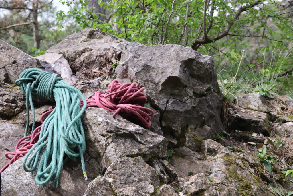 Lezecké lano, climbing rope, TENDON, položené na skalách