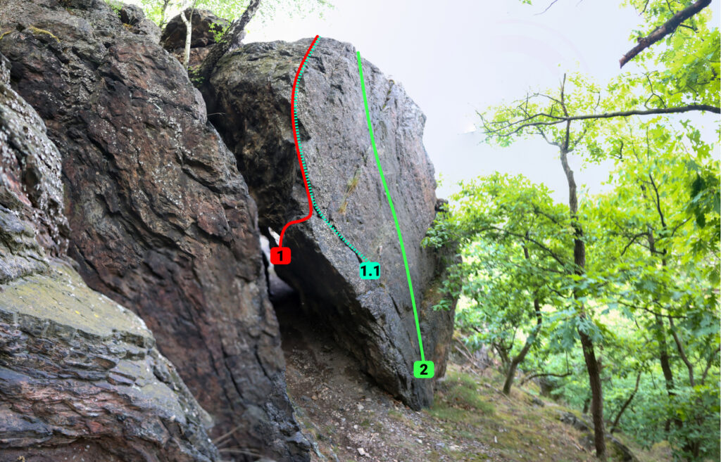 Nebušická vyhlídka boulder Krasavec. tři  lezecké cesty. Těžký bouldering.